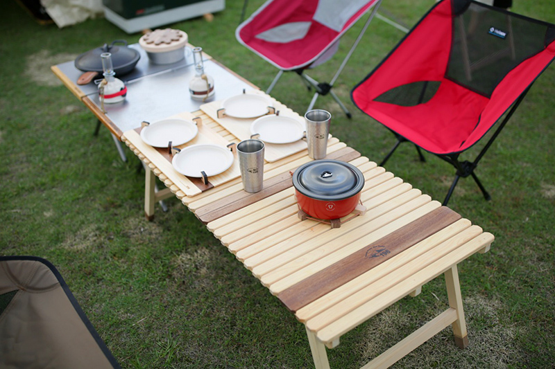 キャンプ用ウッドテーブルと焚き火テーブルを並べて