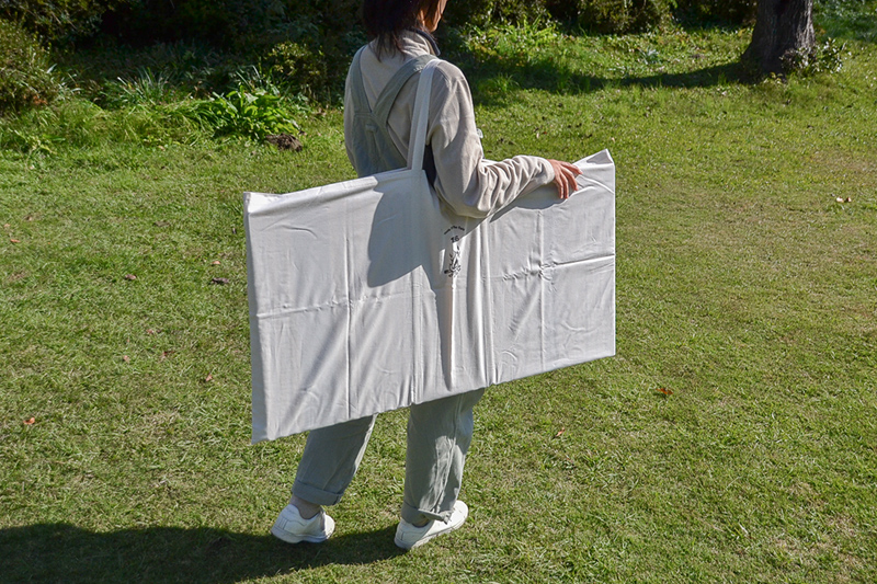 専用キャリングバッグに収納し肩にかけたところ