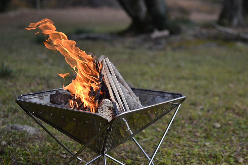 焚き付け用薪を使って焚き火
