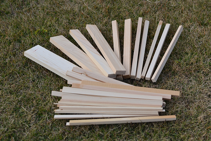 様々なサイズの焚き付け用薪が入っています