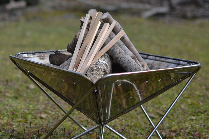 焚き火台に焚き付け用薪をセットしたところ