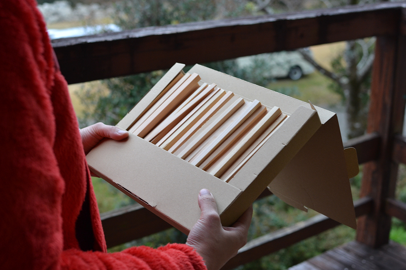 焚き付け用薪(お試し用)を持ったところ